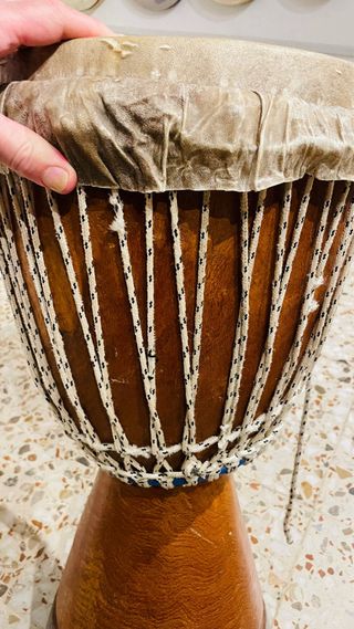 Djembe tambor africano autentico.