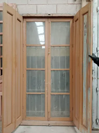 Antigua ventana de dos hojas doble , madera esti