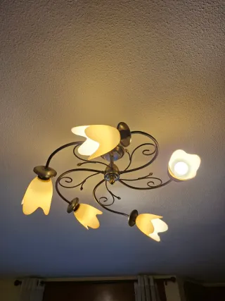 Lámpara techo dorada metal cristal.solo venta pers