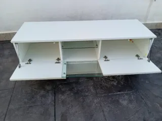 Mueble TV blanco con cristal