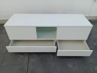 Mueble TV blanco con cristal