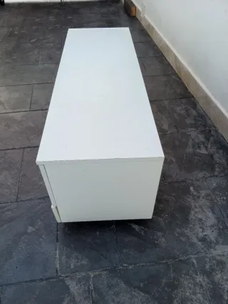 Mueble TV blanco con cristal