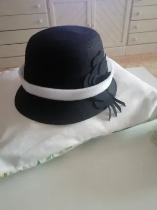 Sombrero negro con flor