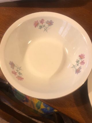 Piatto e ciotola con fiori