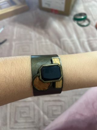 Pulsera brazalete con piedra negra y madera