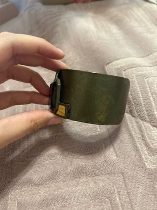 Pulsera brazalete con piedra negra y madera