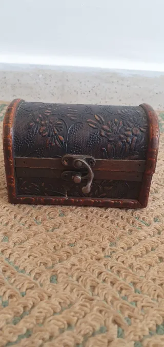 Cofre antiguo decorado