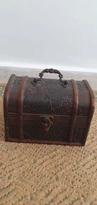 Cofre antiguo decorado