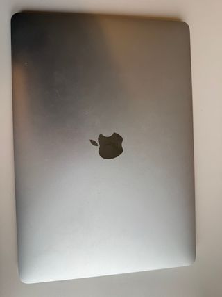 MacBook Air M1 (2020) Plata con cargador y funda