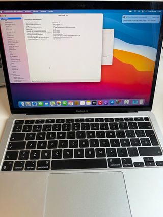 MacBook Air M1 (2020) Plata con cargador y funda