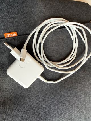 MacBook Air M1 (2020) Plata con cargador y funda