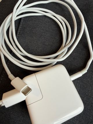 MacBook Air M1 (2020) Plata con cargador y funda