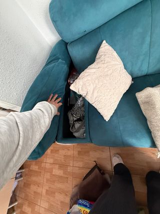 Sofá de tela color azul verdoso