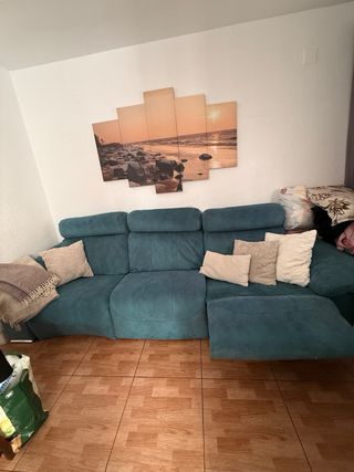 Sofá de tela color azul verdoso