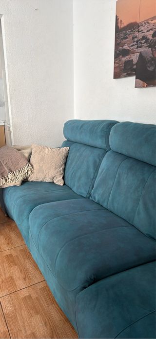 Sofá de tela color azul verdoso