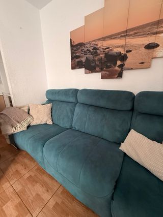 Sofá de tela color azul verdoso