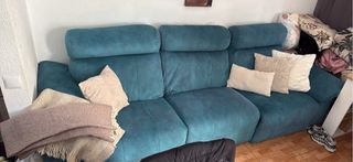Sofá de tela color azul verdoso