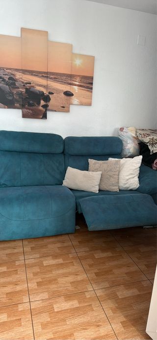 Sofá de tela color azul verdoso
