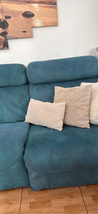 Sofá de tela color azul verdoso