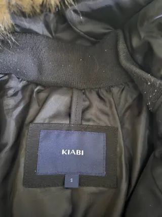 Abrigo acolchado  con capucha, es acolchado.