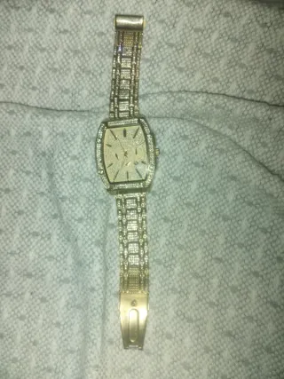 Reloj Skyline Dorado con Cristales