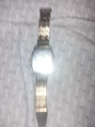 Reloj Skyline Dorado con Cristales