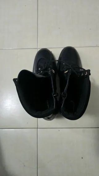 Botines negros con cordones y tacón. COSMOPARIS