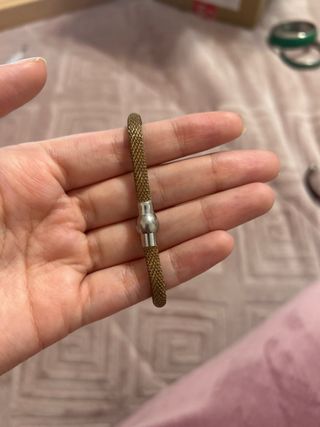 Pulsera dorada y plateada