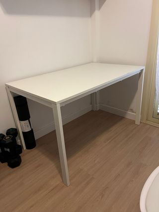 Mesa de comedor blanca de madera