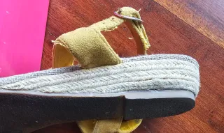 Sandalias tuneadas multicolor y amarillo