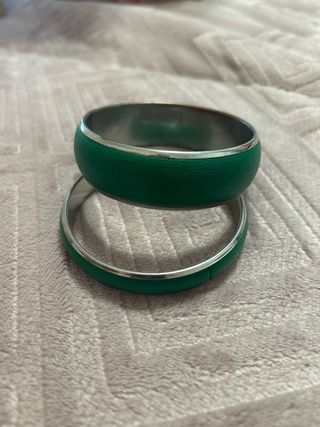 Pulseras verdes y plateadas