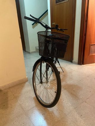 Bicicleta de paseo negra con cesta