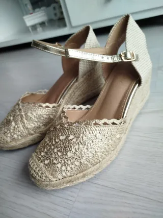 Sandalias doradas cuña esparto talla 38. FINDLAY