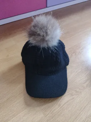 Gorra negra con pompón