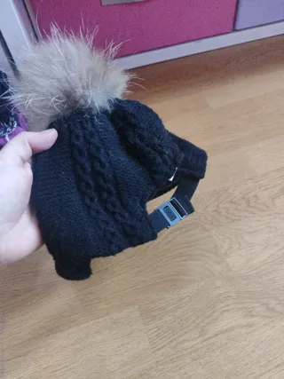 Gorra negra con pompón