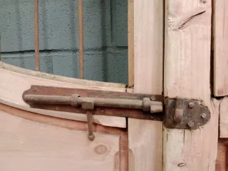 Antigua ventana de madera con cristales