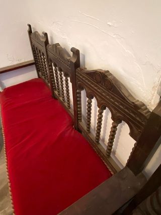 Banco antiguo madera y terciopelo + sillas.