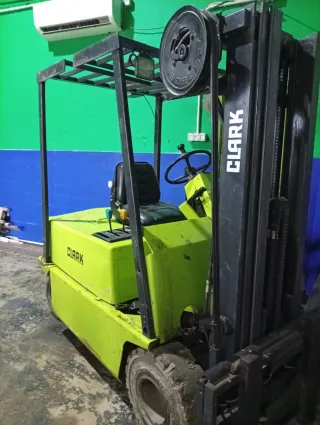 Carretilla elevadora Clark averiada