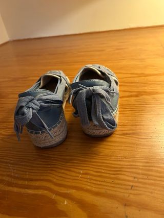 Zapatillas de verano azul y beige