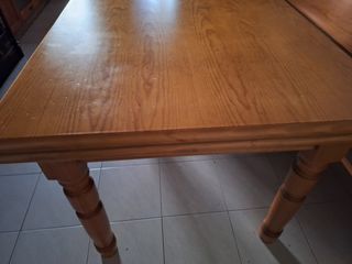Mesa de comedor de madera maciza.