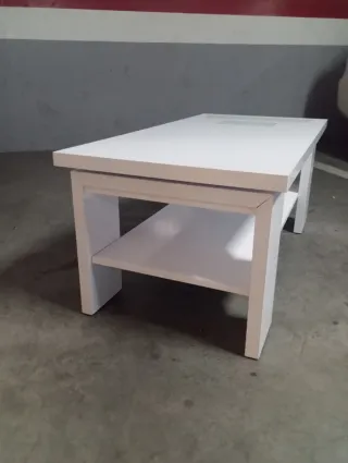 Mesa de centro blanca con detalles de cristal