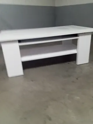 Mesa de centro blanca con detalles de cristal