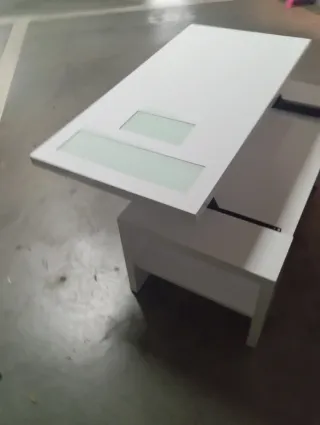 Mesa de centro blanca con detalles de cristal
