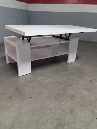 Mesa de centro blanca con detalles de cristal