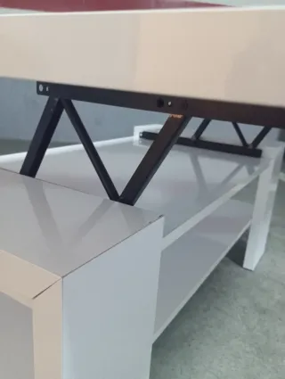 Mesa de centro blanca con detalles de cristal
