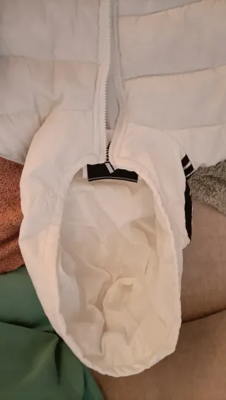 Abrigo acolchado blanco con rayas