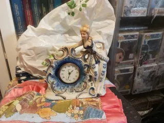 Reloj de sobremesa de porcelana antiguo