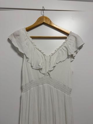 Vestido blanco elegante con volantes