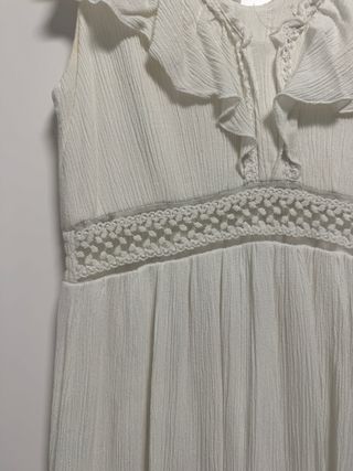 Vestido blanco elegante con volantes