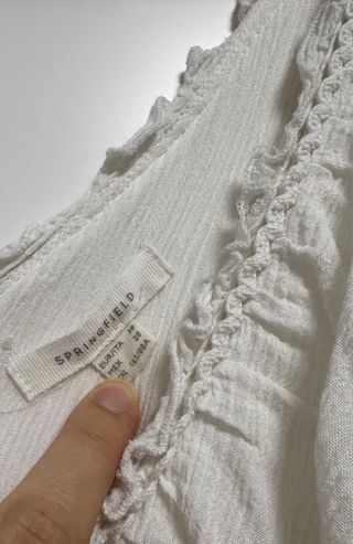 Vestido blanco elegante con volantes